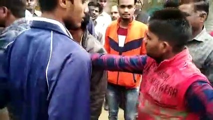 मोबाइल चोरी कर भाग रहे चोरों को भीड़ ने पकड़कर सिखाया सबक