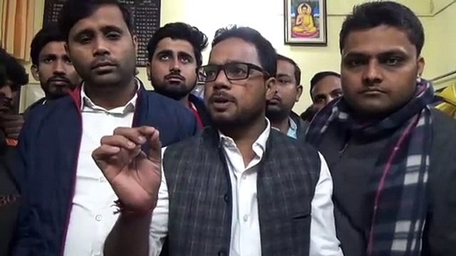 जर्सी खरीद घोटाले को लेकर घेरा बीएसए कार्यालय, अफसर नहीं मिलने पर सुनाई खरी-खोटी, देखें वीडियो