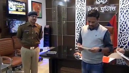 Meerut: आत्‍मदाह करने जा रही मिहला को सिपाहियों ने बचाया, एसएसपी ने दिया इनाम