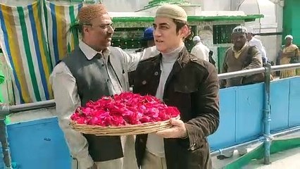 Bollywood: अभिनेता फैसल खान ने दी दरगाह में हाजिरी