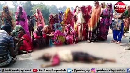 Video herunterladen: School girl crushed by uncontrolled bus in Sidhi