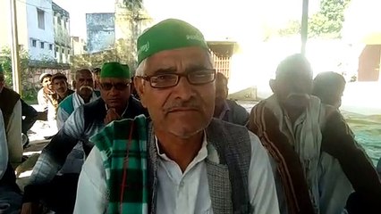 गन्ने का बकाया न मिलने से नाराज किसानों ने तहसील पर किया प्रदर्शन