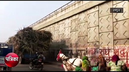 गन्ने से भरे ओवरलोड ट्रक और ट्रॉलियों शहर की सड़कों पर दौड़ती है। इसकी वजह से आए दिन कोई न कोई हा