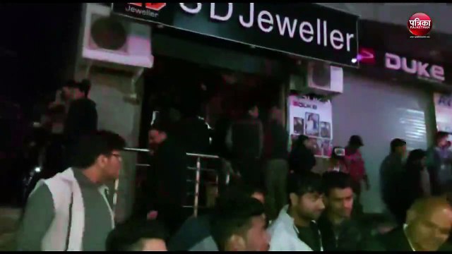 ज्वैलरी शॉप में भीषण आग: दुकान को जलता देख बदहवास हुआ मालिक, फर्नीचर व सामान जलकर राख