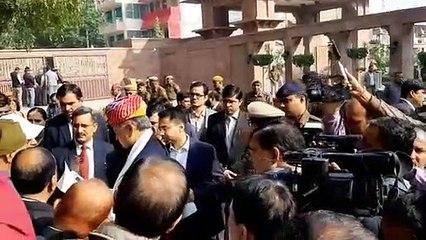 सीएम गहलोत के सामने रो पड़ी युवति