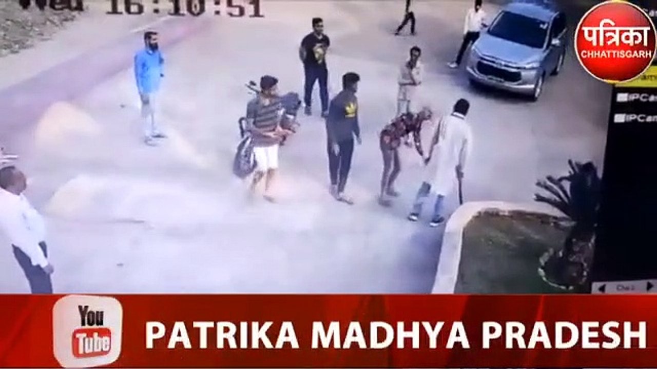 कांग्रेस नेता ने सड़क पर युवक को लाठी से पीटा