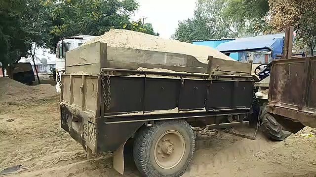 चार बजरी के ओवरलोड ट्रैक्टर ट्रॉली जब्त