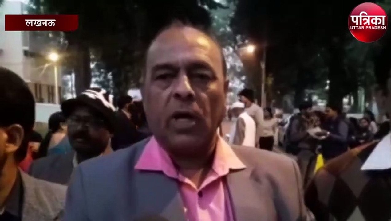लखनऊ यूनिवर्सिटी के शिक्षकों व छात्रों ने निकाला कैंडल मार्च