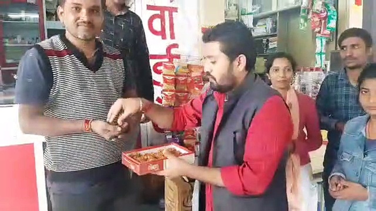 हैदराबाद रेप आरोपितों के एनकाउंटर की खुशी में जोधपुर में बंंटी मिठाइयां