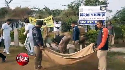 सीआइएसएफ के जवानों ने मन्दिर में श्रमदान किया