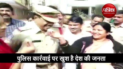 हैदराबाद में बांटी मिठाइयां