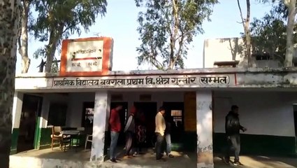 मिड-डे-मील में अभी मरे चूहे के बाद अब बच्चों का क्लास में झाड़ू लगाते वीडियो वायरल