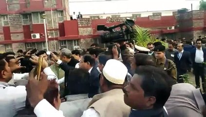 गहलोत ने ली अधिकारियों की क्लास, आदिवासियों के विकास पर चर्चा, कांग्रेस कार्यकर्ताओं की बात भी