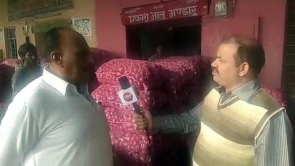 प्याज ने खाया भाव, मारा सैकड़ा