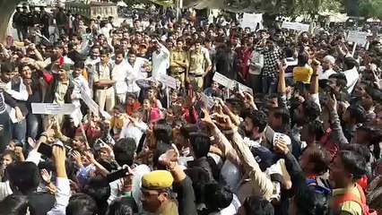 बलात्कारियों को फांसी देने की मांग, कलक्ट्रेट पर युवाओं का आक्रोश प्रदर्शन