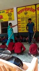 स्कूल में डंडा लेकर घुसा टीचर से किया दुर्व्यवहार