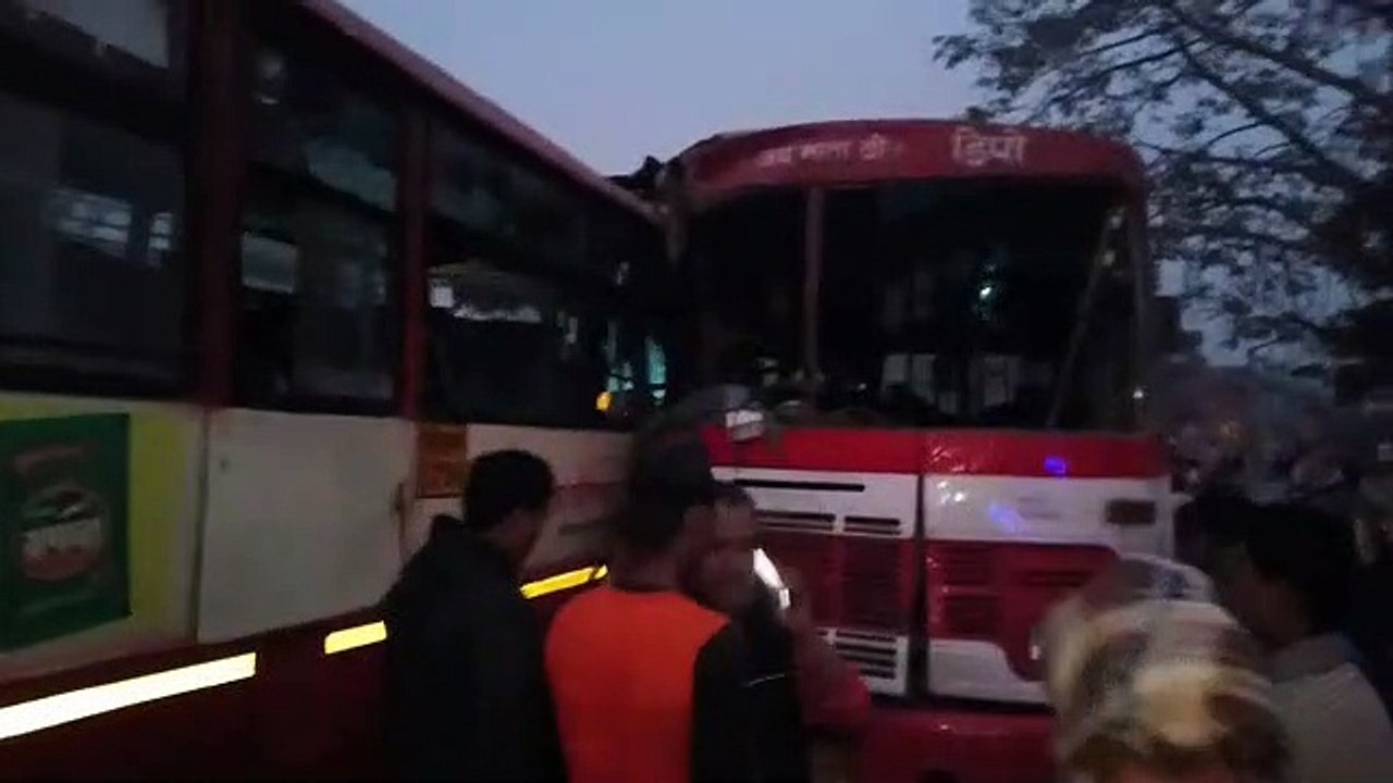 दो रोडवेज बसों में आमने-सामने की भिड़ंत, दर्जनभर से ज्यादा यात्री घायल, देखें वीडियो-