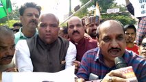 सांसद प्रज्ञा ठाकुर के बंगले के बाहर कांग्रेस कार्यकर्ताओं का प्रदर्शन