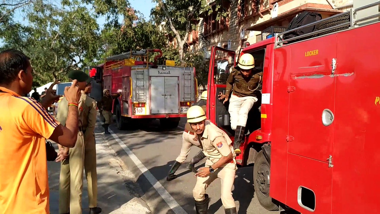 आपदा में बचाव कार्य का किया प्रदर्शन -  - एनडीआरएफ द्वारा राजस्थान विवि में मॉक ड्रिल