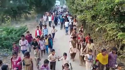 पंचायत का दर्जा दिलाने की खुशी में ग्रामीणों ने न‍िकाला जुलूस