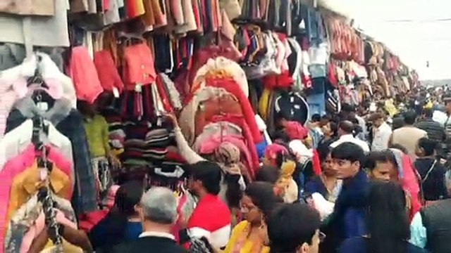 रविवार को तिब्बती बाजार मानसरोवर में सर्दियों के लिए गर्म कपड़े खरीदने के लिए जयपुरवासी उमड़े