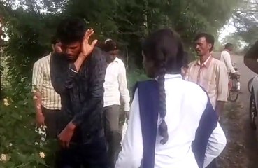 कमेंट करने पर छात्रा ने युवक की सेंडल से की पिटाई