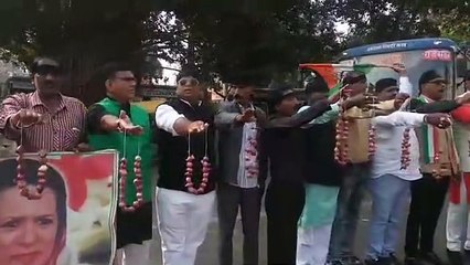 रुला रहा प्याज, बढ़ते दामों पर किया प्रदर्शन
