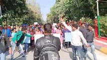 डॉक्टर की रेप के बाद हत्या के विरोध में छात्रों ने निकाला पैदल मार्च- देखें वीडियो