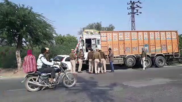 पैरोल पर जेल से बाहर आए हत्या के आरोपी की कार को ट्रक ने मारी टक्कर, एक की मौत