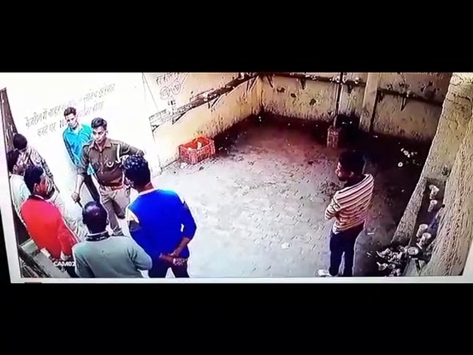 एक बार खाकी ने दिखाया अपना रौब, कैंटीन में ग्राहकों पर सिपाही बरसाए डंडे, वीडियो वायरल