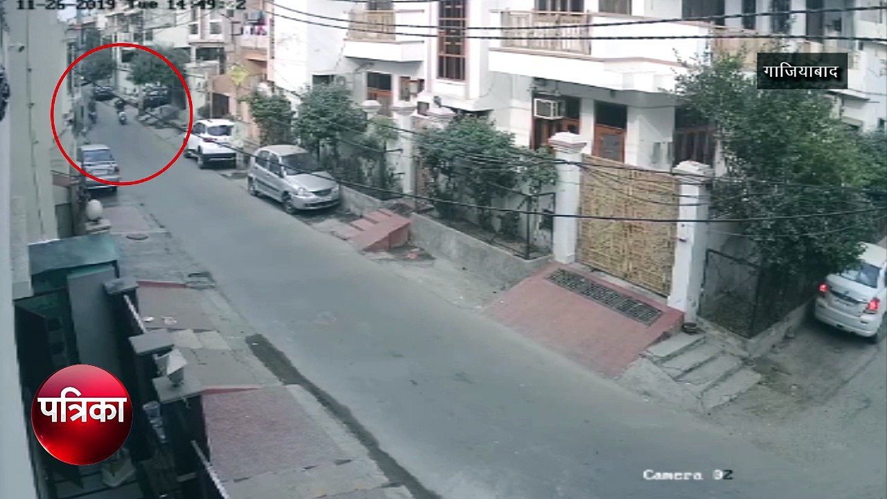 घर के बाहर खड़ी स्कूटी पर चोरों ने मिनटों कर दिया हाथ साफ