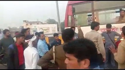VIDEO: ओवरब्रिज पर नीचे गिरने से बची रोडवेज बस यात्रियों में मच गई अफरा—तफरी