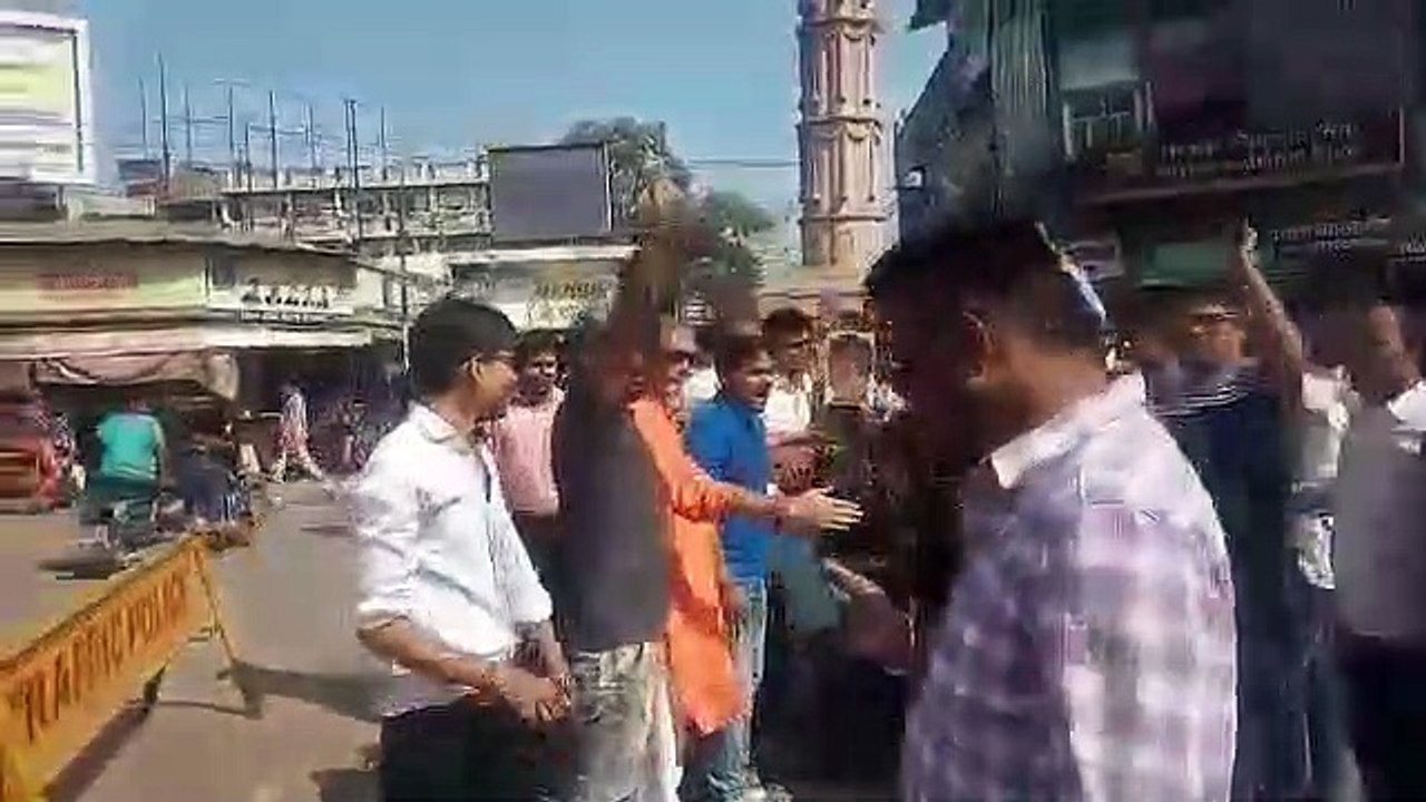 कांग्रेसियों का कहना पीएम मोदी किसानो को जमीन और रोजगार देने के वादे से मुकरे