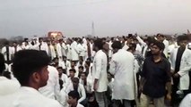 चिरायु मेडिकल कॉलेज पर छात्र छात्रओं का हंगामा