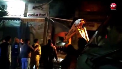 खंडेला में शोरूम में भीषण आग: 200 मीटर दूर खड़ी दमकल 2 घंटे तक नहीं पहुंची, फोन करने पर मोबाइल बंद कर