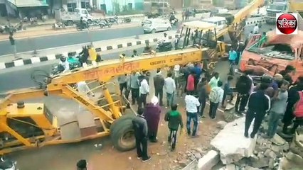 बेकाबू ट्रोला दुकान में घुसा,सामान टूटा