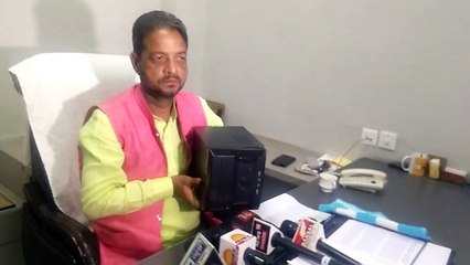 आपत्तिजनक वीडियो वायरल होने को लेकर पत्रकारों से चर्चा करते सह डायरेक्टर