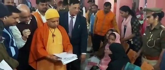 फरियादियों की शिकायतें सुनने के बाद मौके पर ही अधिकारियों को आदेश देते रहे सीएम योगी