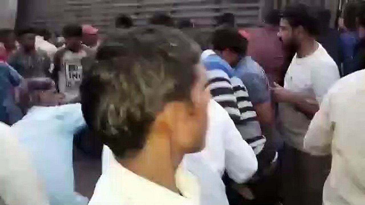 पुल के पास बस पलटी, 6 यात्री घायल