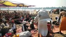 रेत उत्खन रोकने बाबा ने नर्मदा नदी में डाला डेरा, देखें वीडियो