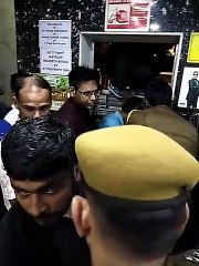 रेस्टोरेंट की लिफ्ट में फंसी महिला-युवती, एेसे निकलीं बाहर