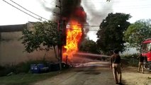 VIDEO: धमाकों के साथ केमिकल फैक्ट्री में लगी भीषण आग, आग को काबू करने में जुटे फायरकर्मी