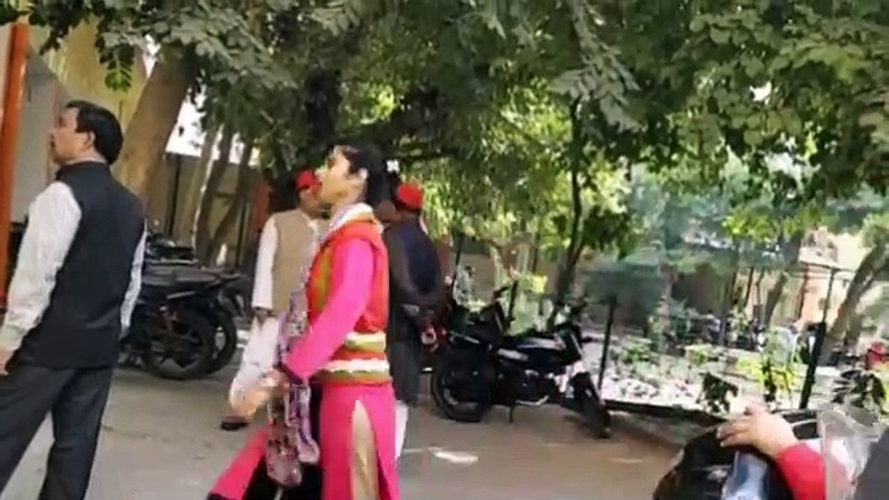 Moradabad: अस्पताल में सिगरेट पीते कैमरे में कैद हो गए सपा विधायक, पूछने पर बोले बदनाम होंगे तो क्या ना