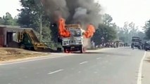 सड़क किनारे खड़े ट्रक में अचानक आग लगने से मचा हड़कंप