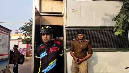 IPS अधिकारी पर्यटक बनकर पहुंच गए रेलवे स्टेशन