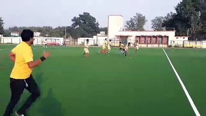 video: टर्फ पर हॉकी खिलाड़ी दिखा रहे अपना जोहर