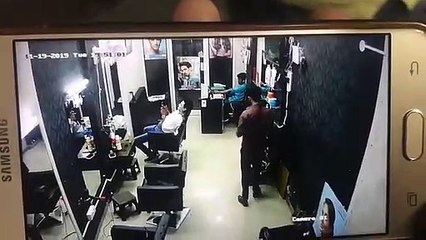 फिल्मी स्टाइल में कांच का दरवाजा तोड़कर चाकू लहराते हुए सेलून में ऐसे घुसा बदमाश