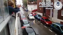 La Policía Municipal de Madrid recibe aplausos de vecinos de la capital