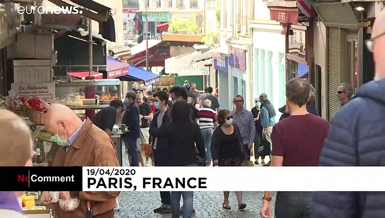 Multidões em mercado de Paris