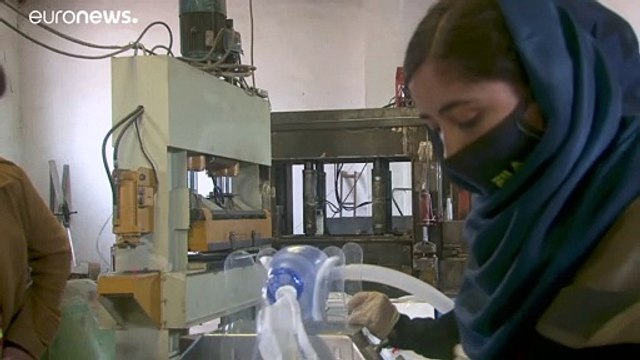 فيديو: فتيات فريق روبوتس في أفغانستان يصنعن جهاز تنفس من قطع غيار السيارات
